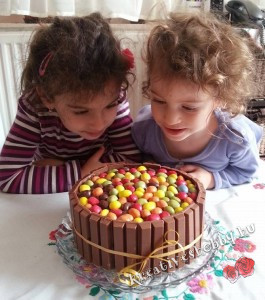 Jázmin és Róza az első Kit Kat-tortával