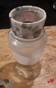 Dekupázsolt váza: vékonyan bekenjük a ragasztóval