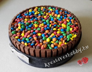Fagyi torta: színes csokigolyó réteg