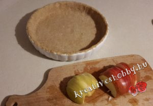Teljeskiőrlésű almás pite: piteformába tesszük a tésztát és felszeleteljük az almát