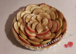 Teljeskiőrlésű almás pite: a pudingra ültetjük és megszórjuk fahéjjal az almaszeleteket