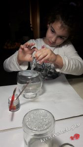 Hógömb készítés: befestjük az üveg alját