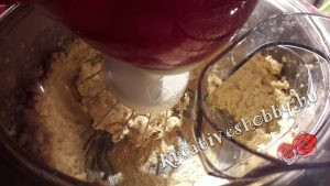 Gyömbéres keksz: összedolgozzuk a tésztát