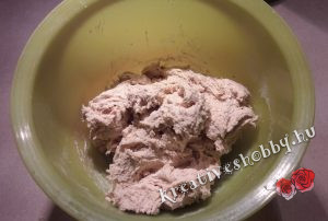 Fahéjas sütipecsétes keksz: hűtőben pihentetjük a tésztát
