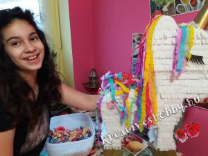Unikornis-piñata: Jázmin megtölti édességekkel