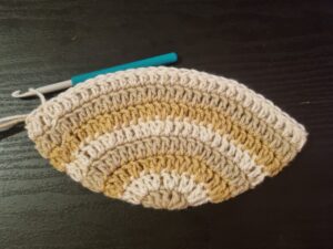 Horgolt virág mintás beanie sapi - az alap