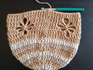 Horgolt virág mintás beanie sapi - a virág minta