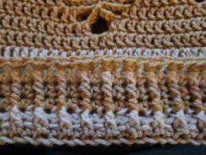 Horgolt virág mintás beanie sapi - a szegély